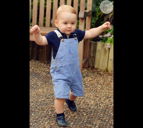Príncipe George deu seus primeiros passinhos dias antes de seu primeiro aniversário