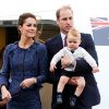 George durante uma viagem com os pais, Kate Middleton e príncipe William   
