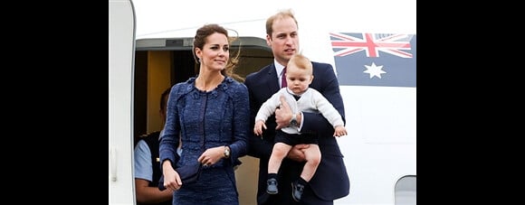 George durante uma viagem com os pais, Kate Middleton e príncipe William   