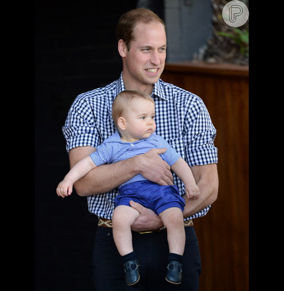 George com um look mais leve no colo do papai, príncipe William