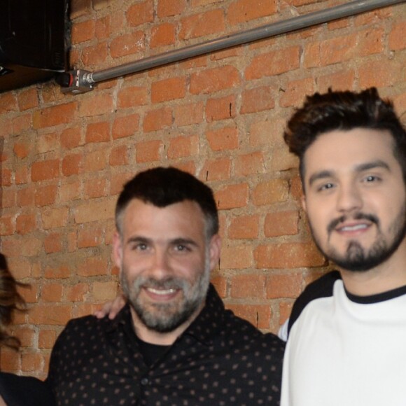 Fernanda Souza e Luan Santana posam com Raoni Carneiro, diretor artístico do programa 'Só Toca Top'
