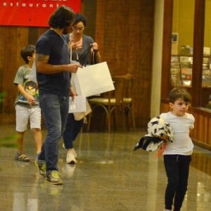 Juliano Cazarré com a mulher, Letícia, e os filhos, Inácio e Vicente, em um shopping da Barra da Tijuca