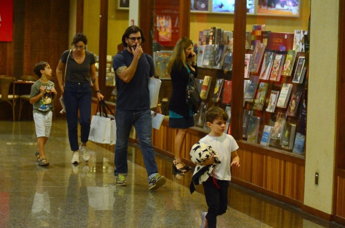 Foto Juliano Cazarr Passeou Com A Mulher Let Cia E Os Filhos In Cio E Vicente Em Um