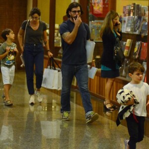 Juliano Cazarré passeou com a mulher, Letícia, e os filhos, Inácio e Vicente, em um shopping da Barra da Tijuca