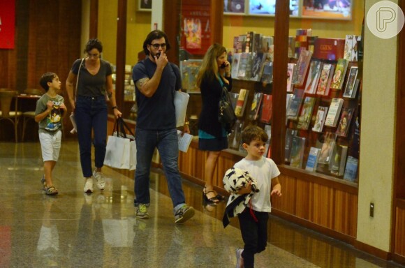 Juliano Cazarré passeou com a mulher, Letícia, e os filhos, Inácio e Vicente, em um shopping da Barra da Tijuca