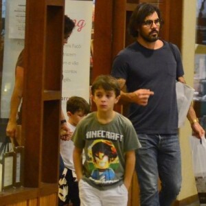 Juliano Cazarré e mulher, Letícia, levaram os filhos, Inácio e Vicente, para passear em um shopping da Barra da Tijuca
