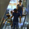 Juliano Cazarré foi fotografado com a mulher, Letícia, e os filhos, Inácio e Vicente, em um shopping da Barra da Tijuca, zona oeste do Rio, nesta terça-feira, 26 de junho de 2018