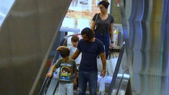 Em família: Juliano Cazarré passeia com a mulher e filhos em shopping. Fotos!
