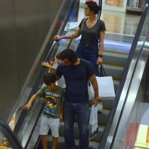 Juliano Cazarré foi fotografado com a mulher, Letícia, e os filhos, Inácio e Vicente, em um shopping da Barra da Tijuca