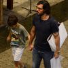 Juliano Cazarré andou de mãos dadas com o filho mais velho, Vicente, de 7 anos