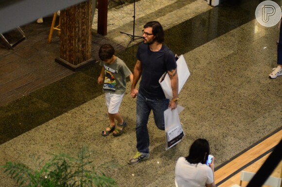 Juliano Cazarré andou de mãos dadas com o filho mais velho, Vicente, de 7 anos