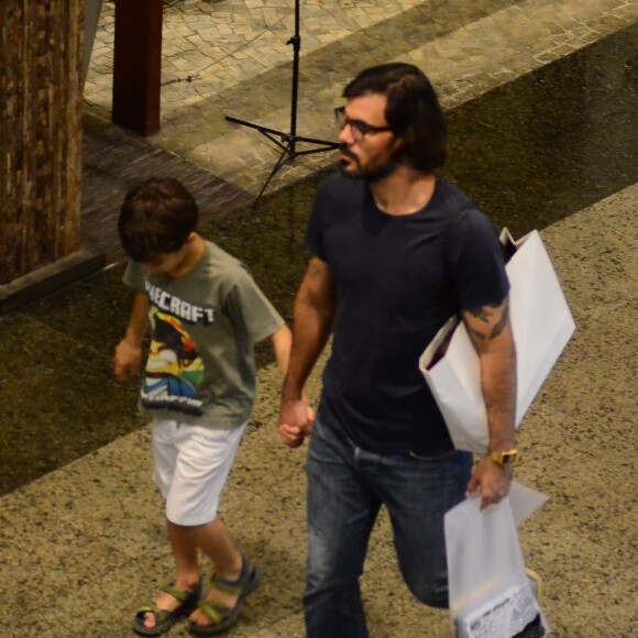 Juliano Cazarré andou de mãos dadas com o filho mais velho, Vicente, de 7 anos