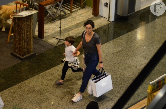 Inácio, de 5 anos, andou ao lado da mãe, Letícia, no shopping