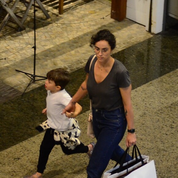 Inácio, de 5 anos, andou ao lado da mãe, Letícia, no shopping