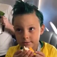 Estiloso como o pai: Davi Lucca tinge cabelo de verde para ver Neymar na Copa