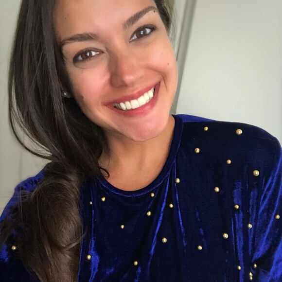 Thais Fersoza apostou em blusa de veludo customisada com tachinhas douradas da marca MIMIMI de R$ 159,90 para ver jogo do Brasil