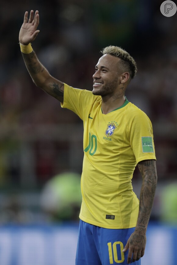 Neymar acenou para o filho, Davi Lucca, após vitória do Brasil contra Sérvia