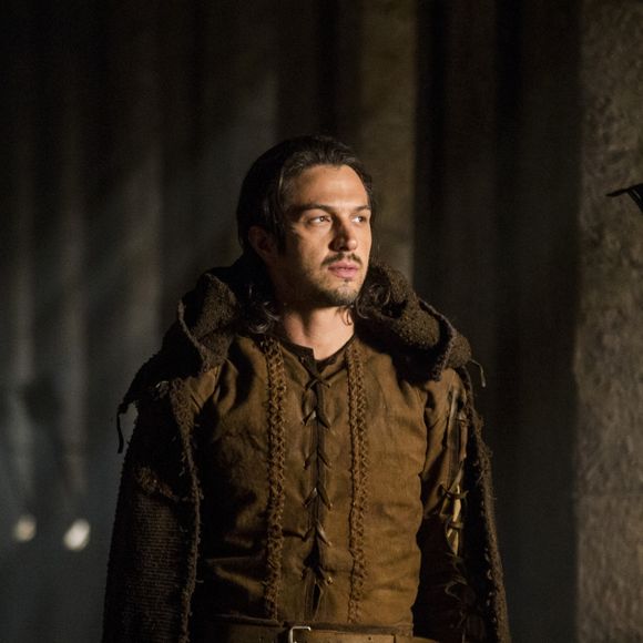 Afonso (Romulo Estrela) promete vingança contra Catarina (Bruna Marquezine) nos próximos capítulos da novela 'Deus Salve o Rei': 'Por isso fingi e continuarei fingindo que acredito nela. Catarina pagará por cada vida perdida naquela tragédia'