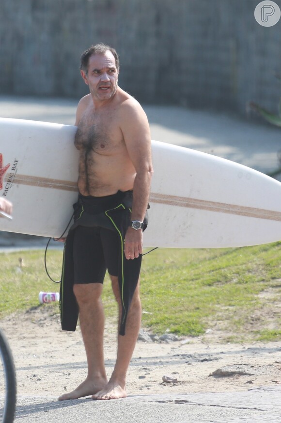Humberto Martins está curtindo os seus primeiros dias de folga após o fim da novela 'Em Família'. O ator foi clicado nesta segunda-feira, 21 de julho de 2014, praticando surfe na praia da Macumba, na Zona Oeste do Rio