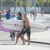 Humberto Martins está curtindo os seus primeiros dias de folga após o fim da novela 'Em Família', onde interpretou o artesão Virgílio. O ator foi clicado nesta segunda-feira, 21 de julho de 2014, praticando surfe na praia da Macumba, na Zona Oeste do Rio