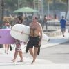 Humberto Martins está curtindo os seus primeiros dias de folga após o fim da novela 'Em Família', onde interpretou o artesão Virgílio. O ator foi clicado nesta segunda-feira, 21 de julho de 2014, praticando surfe na praia da Macumba, na Zona Oeste do Rio