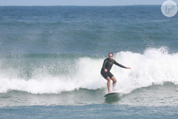 Humberto Martins curtiu o seu dia de férias surfando na praia da Macumba, no Rio