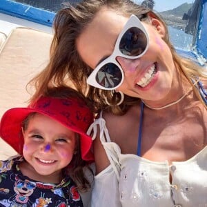 'Bainho tomado, comida na barriga e, já já, novelinha na televisão', disse Deborah Secco ao aparecer usando filtro de cachorrinho com a filha, Maria Flor