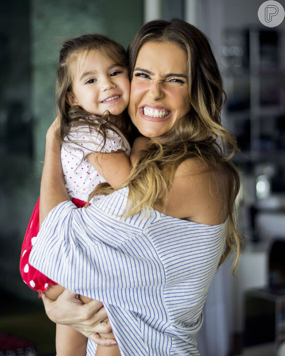 Deborah Secco se divertiu com a filha, Maria Flor, em seu Instagram nesta quinta-feira, dia 28 de junho de 2018