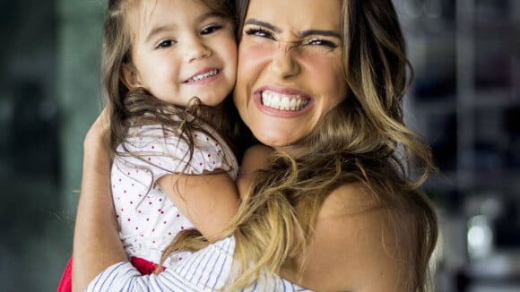 Maria Flor esbanja fofura ao brincar com a mãe, Deborah Secco: 'Gatinha'. Vídeo!