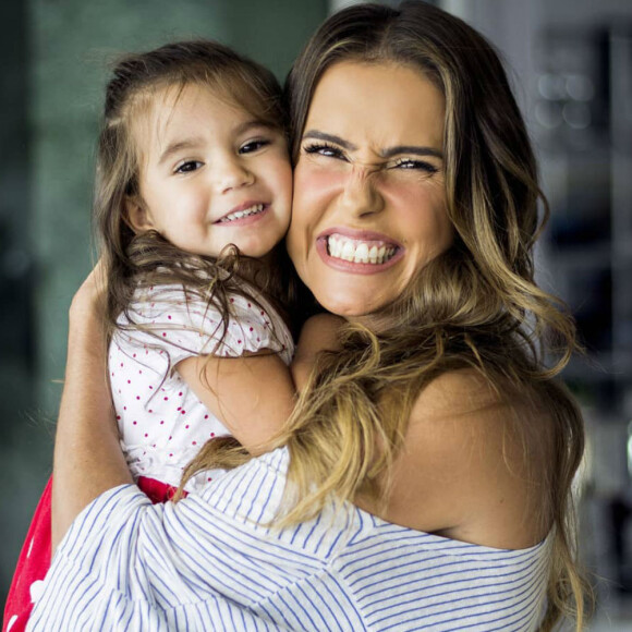 Deborah Secco se divertiu com a filha, Maria Flor, em seu Instagram nesta quinta-feira, dia 28 de junho de 2018