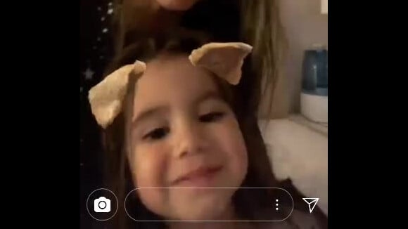 Fofura! Filha de Deborah Secco, Maria Flor brincou com os filtros do Instagram da mãe na noite desta quinta-feira, dia 28 de junho de 2018