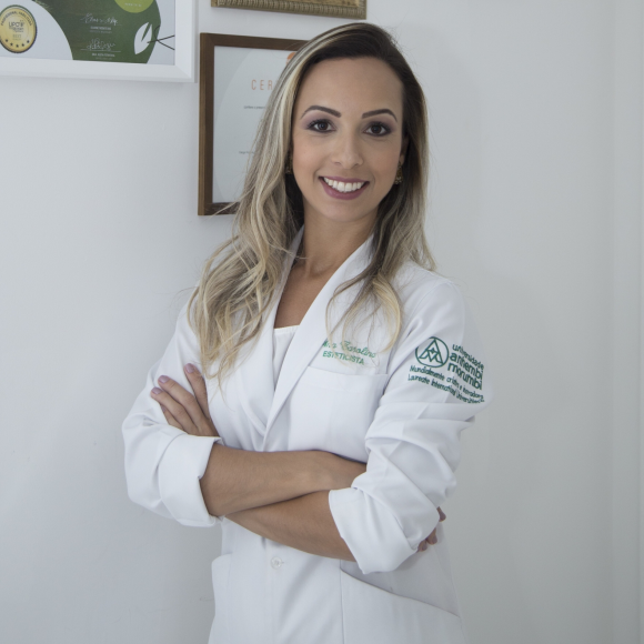 A esteticista Ana Carolina Parreira explicou massagem relaxante em Isis Valverde