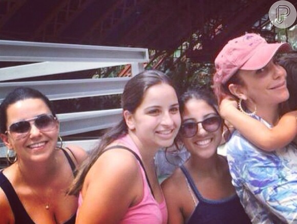 Ivete Sangalo posa para fotos com fãs durante passeio na Disney com o filho (21 de julho de 2014)