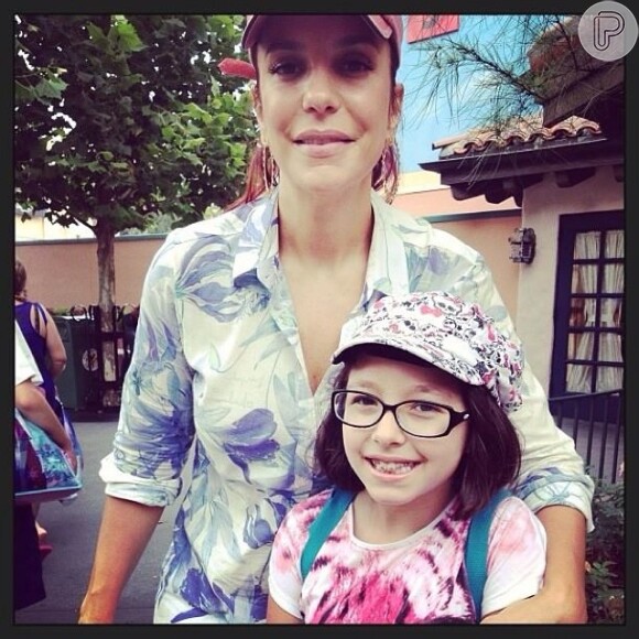 Ivete Sangalo posa com fã durante passeio na Disney, nos EUA