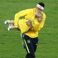 Neymar brinca com filho, Davi Lucca, em treino da seleção: 'Rabisca, filhote'