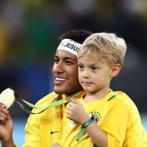 'Rabisca, filho', escreveu Neymar para Davi Lucca ao publicar foto fogando futebol com o menino