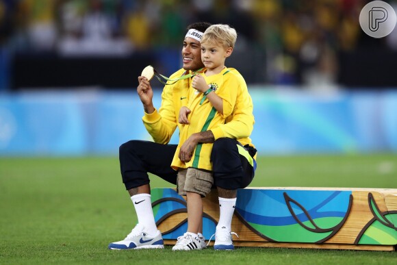 'Rabisca, filho', escreveu Neymar para Davi Lucca ao publicar foto fogando futebol com o menino