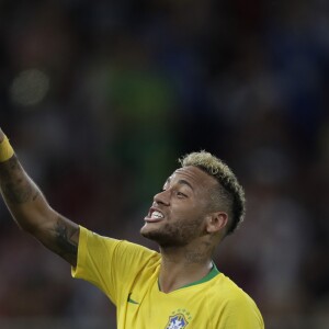 Neymar homenageou Davi Lucca no fim do jogo do Brasil contra a Sérvia