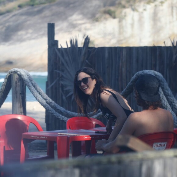 Tatá Werneck e o noivo, Rafael Vitti, se divertem em restaurante no Recreio