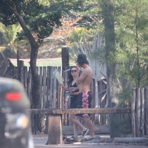 Tatá Werneck e o noivo, Rafael Vitti, deixam restaurante em direção à praia