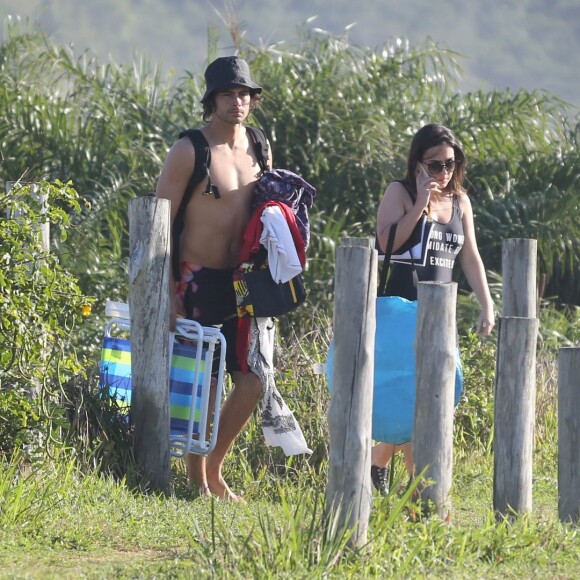 Tatá Werneck e o noivo, Rafael Vitti, deixam praia do Grumari, no Recreio
