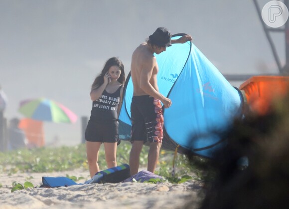Rafael Vitti monta barraca para Tatá Werneck na praia