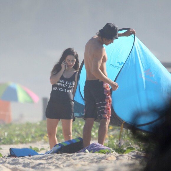 Rafael Vitti monta barraca para Tatá Werneck na praia