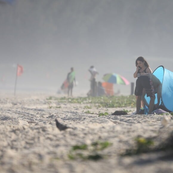 Tatá Werneck e o noivo, Rafael Vitti, escolheram a praia do Grumari para curtir a tarde de sol