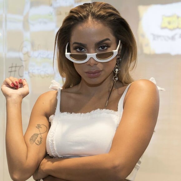 Anitta se enrolou com pergunta em inglês em entrevista na TV em Londres