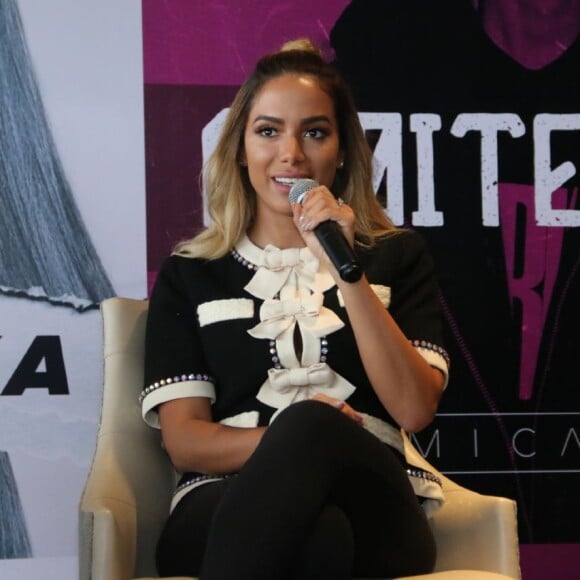 'Para vocês que estão me perguntando como é que eu faço para estar num canto e no outro. O que eu faço é dormir no avião', disse Anitta