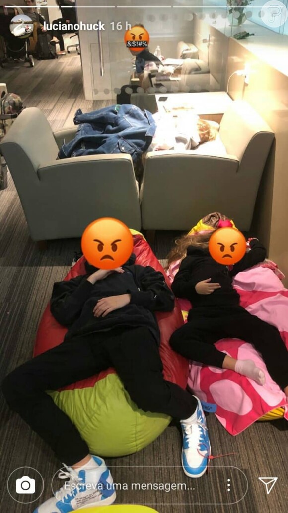 Joaquim, Benício e Eva dormem em sala de embarque do Aeroporto Internacional de São Paulo