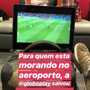 Luciano Huck assiste jogo da Copa do Mundo em tablet