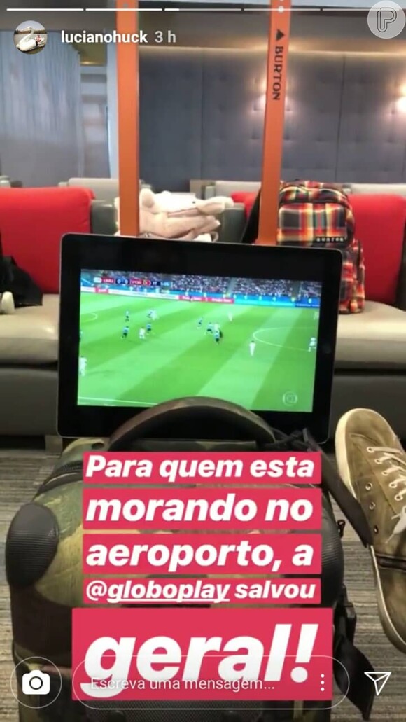 Luciano Huck assiste jogo da Copa do Mundo em tablet
