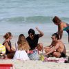 Bruno Gissoni e Yanna Lavigne curtem praia com amigos